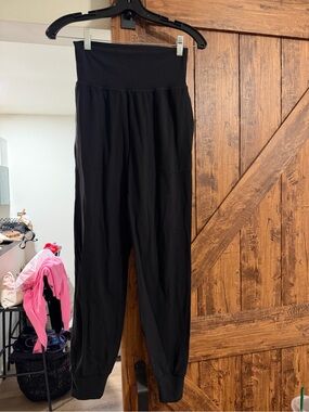 Athleta Salutation Black Joggers size XS
